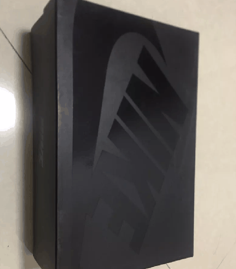 质感极佳 鞋潮牌品牌后跟上的LOGO（耐克丹宁喷开箱测评 耐克丹宁喷实物欣赏）