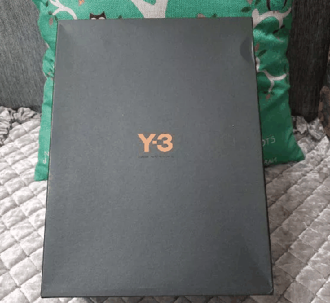  阿迪 Y3 BYW BBALL开箱潮牌测评 鞋盒正面大写的Y3（阿迪 Y3 BYW BBALL开箱测评 阿迪 Y3 BYW BBALL实物欣赏）