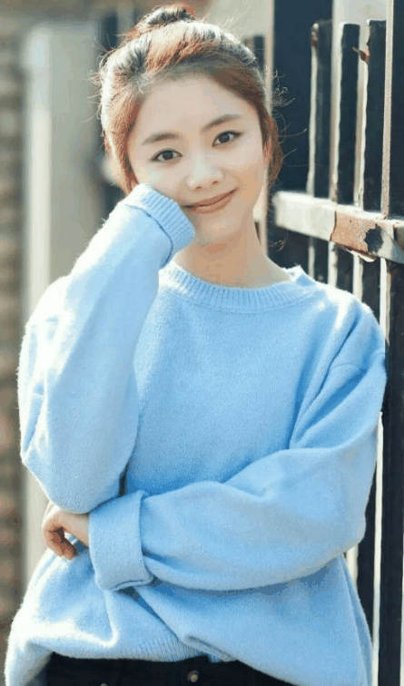 谭松韵是谁 谭松韵快乐大本营穿的衣服是什么牌子
