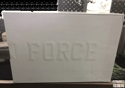 那么这双AF1 X ROC-A-FELLA实物图好看吗？下面潮牌信息就和趣流网的小编一起来看一下关于AF1 X ROC-A-FELLA开箱测评（AF1 X ROC-A-FELLA开箱测评 AF1 X ROC-A-FELLA实物细节赏析）
