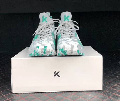  KT4是一款被配潮牌资讯色拯救的实战鞋（ KT4灰绿迷彩开箱测评 KT4灰绿迷彩实物欣赏）