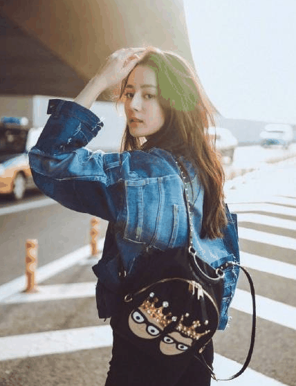 迪丽热巴米兰时装周机场包包是什么牌子 迪丽热巴Dolce&Gabbana双肩包多少钱