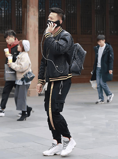 一股时尚休闲潮牌汇潮牌网店的味道马上出来（361度高帮篮球鞋实战怎么样 361度高帮篮球鞋搭配什么裤子）