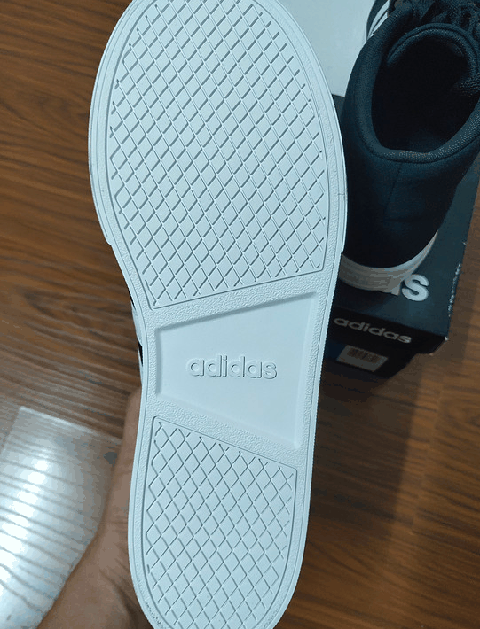 我决定要收藏潮牌起来 产地越南（Adidas VS SET MID篮球鞋开箱 Adidas VS SET MID篮球鞋实物欣赏）