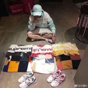 加上经典潮牌汇潮牌网的 Box logo（Supreme大logo帽衫怎么样 鹿晗穿的Supreme大logo在哪买 多少钱）