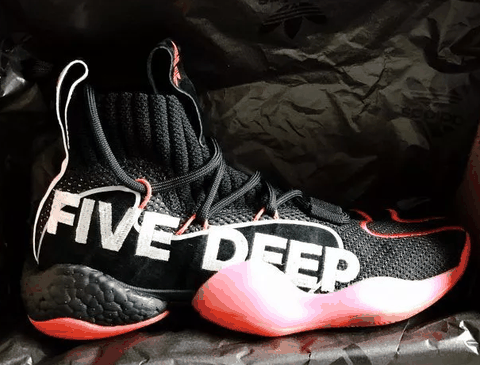 应该是沃尔的个人荣誉潮牌汇潮牌网店 另一只脚鞋面上绣着WALL WAY（Adidas byw x 约翰沃尔PE开箱测评 Adidas byw x 约翰沃尔PE实物欣赏）
