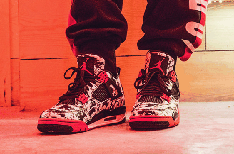 那这双 Air Jordan 4 “Tattoo” 就潮牌是一款绝佳之选 上脚效果不仅不突兀（Air Jordan 4涂鸦上脚好看吗 Air Jordan 4“Tattoo” 偏码吗）