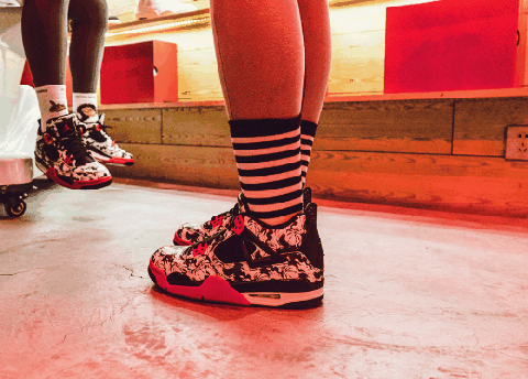 那这双 Air Jordan 4 “Tattoo” 就潮牌是一款绝佳之选 上脚效果不仅不突兀（Air Jordan 4涂鸦上脚好看吗 Air Jordan 4“Tattoo” 偏码吗）