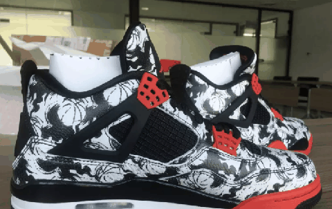 那这双 Air Jordan 4 “Tattoo” 就潮牌是一款绝佳之选 上脚效果不仅不突兀（Air Jordan 4涂鸦上脚好看吗 Air Jordan 4“Tattoo” 偏码吗）