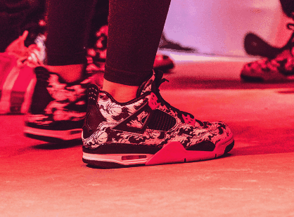 那这双 Air Jordan 4 “Tattoo” 就潮牌是一款绝佳之选 上脚效果不仅不突兀（Air Jordan 4涂鸦上脚好看吗 Air Jordan 4“Tattoo” 偏码吗）