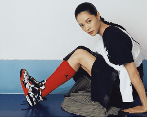 那这双 Air Jordan 4 “Tattoo” 就潮牌是一款绝佳之选 上脚效果不仅不突兀（Air Jordan 4涂鸦上脚好看吗 Air Jordan 4“Tattoo” 偏码吗）