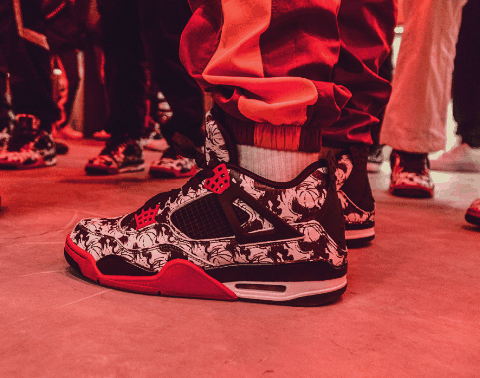 那这双 Air Jordan 4 “Tattoo” 就潮牌是一款绝佳之选 上脚效果不仅不突兀（Air Jordan 4涂鸦上脚好看吗 Air Jordan 4“Tattoo” 偏码吗）