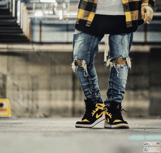  AJ1 mid 小芝加哥 发售价：¥969 元 （男码潮牌汇潮牌网店） 市场价：¥1400 元左右 （42.5 码） 白红配色的装扮（AJ1 MID好看的配色有哪些 AJ1 MID所有配色盘点）