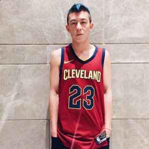 并且更加贴潮牌汇潮牌网合、透气（陈冠希穿的NBA球衣是哪一件 冠希哥上身詹皇“23”号NIKE球衣）
