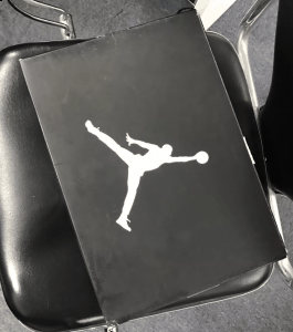  AJ12 playoff开箱测潮牌品牌评 鞋盒全黑示人（AJ12 playoff开箱测评 AJ12 playoff实物欣赏）