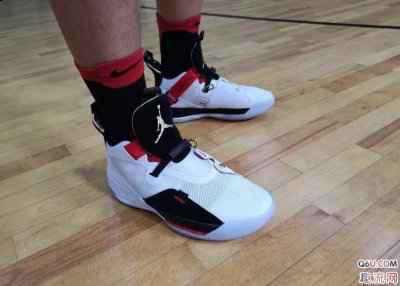包裹与放侧翻潮牌:battleknit2.0无需赘述（AJ33室内木地板实战测评 AJ33和lbj16哪个实战性能更强​）