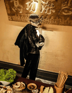 李宇春火锅店麻将馆拍片潮牌信息 李宇春菜场火锅店取景大片一览（李宇春火锅店麻将馆拍片 李宇春菜场火锅店取景大片一览）