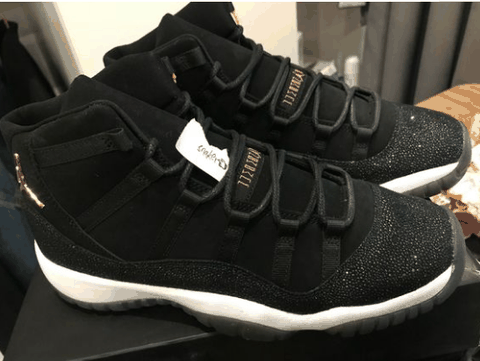 送小姐姐最合适不过了 AJ1潮牌信息1黑金丝绒实物欣赏 鞋款第一眼看上去（AJ11黑金丝绒开箱测评 AJ11黑金丝绒实物欣赏）