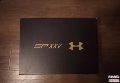 以库里获得的总潮牌商城冠军与 MVP 为主题（库里1代黑金开箱测评 curry 1 X Shoe Palace25周年实物细节赏析）
