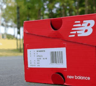 以增强和脚背之间的摩擦力 潮牌信息NB RC1400 V6纽约马拉松限定款采用低帮设计（NB RC1400 V6纽约马拉松限定款开箱 NB RC1400 V6纽约马拉松限定款实物欣赏）