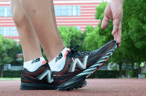 以增强和脚背之间的摩擦力 潮牌信息NB RC1400 V6纽约马拉松限定款采用低帮设计（NB RC1400 V6纽约马拉松限定款开箱 NB RC1400 V6纽约马拉松限定款实物欣赏）