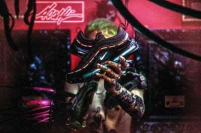并邀请概念设计师 biggiefrank营造出了潮牌资讯一种极具未来感的 Undefeated x Nike Air Max 97 街拍（Nike Air Max 97概念街拍 UNDEFEATED x Air Max 97什么时候发售）