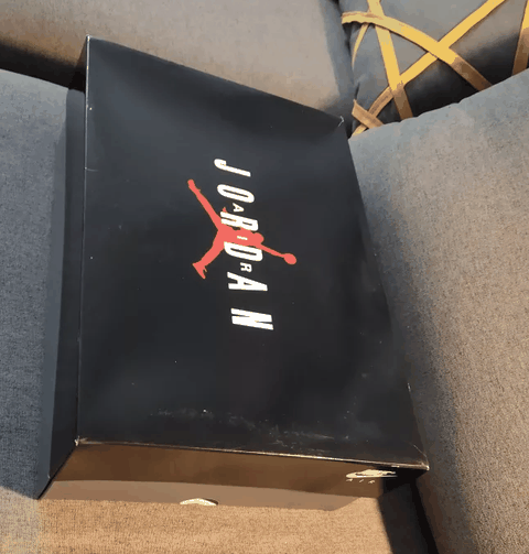 更有质感 鞋款的基本样式没有改变潮牌品牌 AJ11帆白大魔王上脚好看吗 上脚感觉还可以（AJ11帆白大魔王开箱测评 AJ11帆白大魔王实物欣赏）