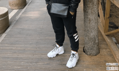  AJ13飞行历史上脚图 外观十分漂亮 皮白 红底加红内 和普通的乔13不一样的是 普通的乔13鞋头和鞋身链接地方有麂皮材质的皮面 这款不一样 全潮牌汇潮牌网店身皮质 方便打理 虽是白色但不容易脏 鞋面偏厚 建议初春 深秋 冬天穿着 满分10分的话 可以给到9分 aj13飞行历史脚感怎么样 前后掌zoom 我的体重比较大 压马路两三次 感觉就已经很软弹了 直接就下球场开干了（AJ13飞行历史上脚图 aj13飞行历史值得买吗）