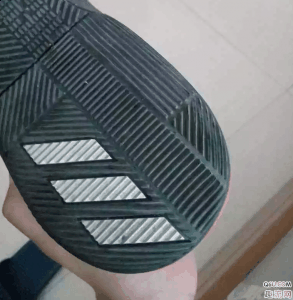 或者你也可以自己挑战鞋带潮牌资讯的绑法 耐磨：这双鞋的耐磨没得说（利拉德3和pg2哪个好 利拉德3和pg2对比测评）