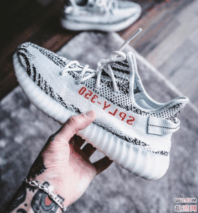 这种设计的慢潮牌商城跑运动型的鞋子（yeezy 350 v2白斑马偏码吗 yeezy 350 v2尺码对照表）