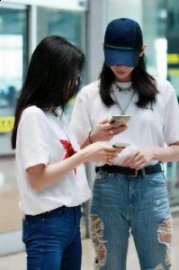 向西部田径潮牌信息协会致敬（张碧晨奚梦瑶机场偶遇撞鞋 互比谁腿长）