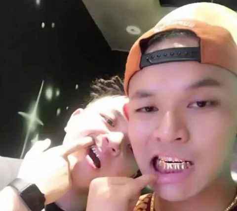 中国有嘻哈就得穿这样 为什么喜欢金链子戴墨镜