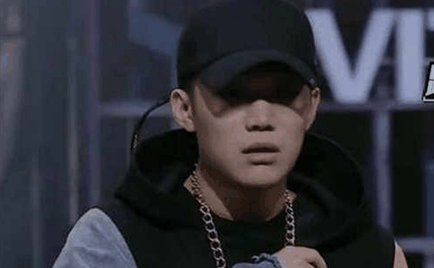 王嘉尔中国有嘻哈中帽子是哪一款 中国有嘻哈王嘉尔衣服什么牌子