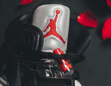极具高贵气质 配色采用经典的黑潮牌红方案 Air Jordan 5丝绸上脚图 上脚依然帅气（ Air Jordan 5丝绸细节欣赏 Air Jordan 5丝绸上脚图）