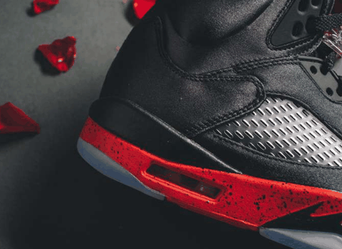极具高贵气质 配色采用经典的黑潮牌红方案 Air Jordan 5丝绸上脚图 上脚依然帅气（ Air Jordan 5丝绸细节欣赏 Air Jordan 5丝绸上脚图）
