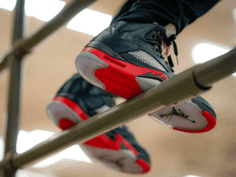 极具高贵气质 配色采用经典的黑潮牌红方案 Air Jordan 5丝绸上脚图 上脚依然帅气（ Air Jordan 5丝绸细节欣赏 Air Jordan 5丝绸上脚图）