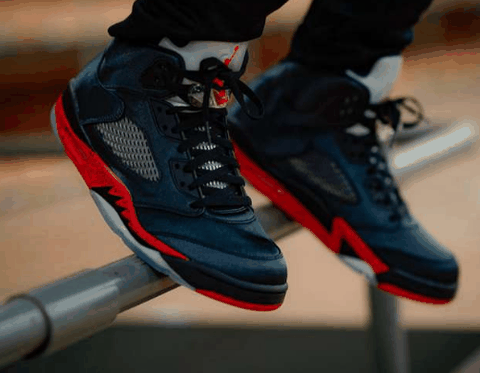 极具高贵气质 配色采用经典的黑潮牌红方案 Air Jordan 5丝绸上脚图 上脚依然帅气（ Air Jordan 5丝绸细节欣赏 Air Jordan 5丝绸上脚图）