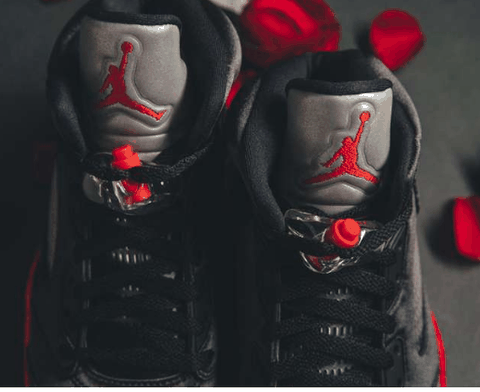 极具高贵气质 配色采用经典的黑潮牌红方案 Air Jordan 5丝绸上脚图 上脚依然帅气（ Air Jordan 5丝绸细节欣赏 Air Jordan 5丝绸上脚图）