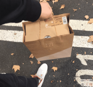  这次换了脏潮牌品牌蓝的扣子（OW x Blazer Mid万圣节开箱测评 ow blazer万圣节会涨价吗）