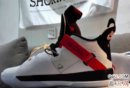 鞋舌上的潮牌乔丹logo（AJ33黑白静态开箱 AJ33黑白实物欣赏）