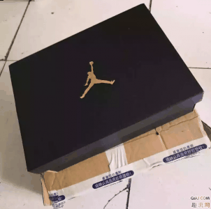 不少小伙伴把眼光开潮牌始放到了AJ1 low的身上（AJ1 LOW大灌篮黑紫开箱测评 AJ1 LOW大灌篮上脚好看吗）