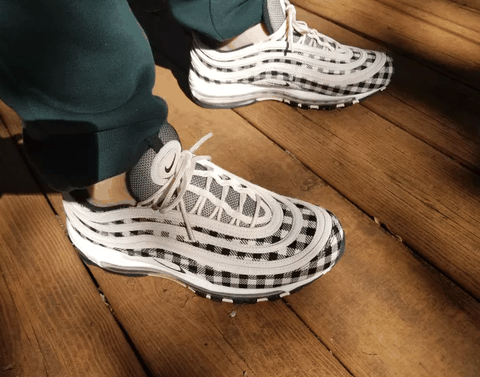 我们一起去潮牌商城了解下吧（Airmax 97巴宝莉开箱 Airmax 97巴宝莉上脚好看吗）