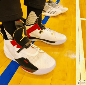 不过足弓确潮牌汇潮牌网实有一些顶（AJ33白色实战测评 AJ33值得入手吗）