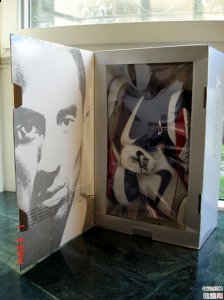 Nike 采用了海军潮牌品牌蓝作为主体色调（耐克USA美国队配色的球鞋有哪些 USA美国队配色球鞋盘点）