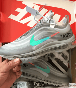 但毕竟是前后分掌形态的气潮牌汇潮牌网垫 Air Max 97的鞋底比Air Max 95硬多了（OW X Air Max97彩虹勾开箱测评 OW X Max97 Menta值得入手吗）
