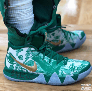  2018NBA常规赛欧文上脚白绿配色Kyrie 4 这款全新白潮牌信息绿配色的欧文4上脚还是很帅气的 鞋面上金色的logo还是很抢眼的（2018NBA常规赛欧文上脚白绿配色Kyrie 4 NBA常规赛球星上脚鞋盘点）