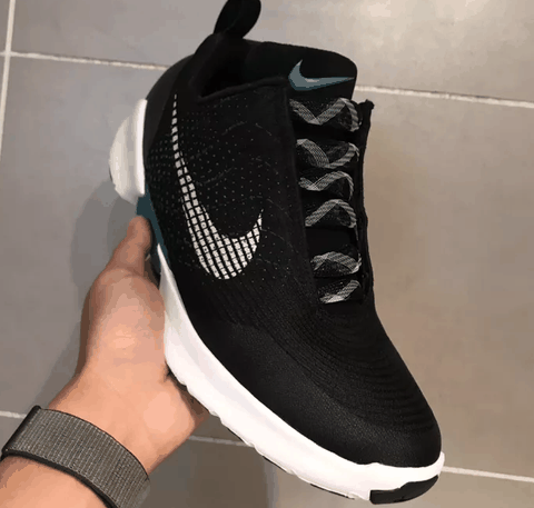 但是上脚的时潮牌汇潮牌网候显得有些宽松（HYPERADAPT 1.0黑蓝鞋带配置怎么样 HYPERADAPT 1.0黑蓝脚感如何）