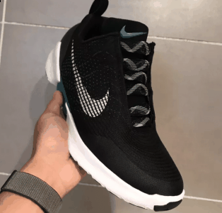 但是上脚的时潮牌汇潮牌网候显得有些宽松（HYPERADAPT 1.0黑蓝鞋带配置怎么样 HYPERADAPT 1.0黑蓝脚感如何）