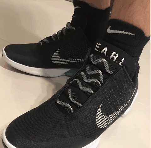 但是上脚的时潮牌汇潮牌网候显得有些宽松（HYPERADAPT 1.0黑蓝鞋带配置怎么样 HYPERADAPT 1.0黑蓝脚感如何）
