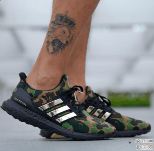 那么这双BAPE联名UB迷彩什么时候发售呢？BAPE联名UB迷彩潮牌上脚好看吗？下面就和趣流网的小编一起来看一下关于BAPE联名UB迷彩上脚图（BAPE联名阿迪达斯UB迷彩上脚好看吗 BAPE x Ultra Boost上脚图）